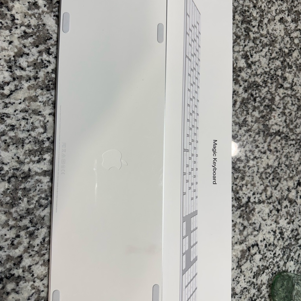 Apple Wireless Keyboard in White and Silver LIKE NEW used for 8 months - Picture 2 of 2